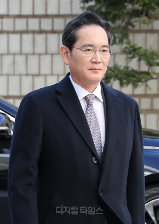 이재용 삼성전자 회장이 3일 서울고등법원에서 열린 삼성물산·제일모직 부당 합병, 회계 부정 혐의 등에 대한 항소심 선고 공판에 출석하고 있다. 박동욱 기자